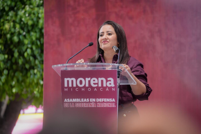 Gladyz Butanda Macías militante de Morena en Michoacán dando declaraciones políticas