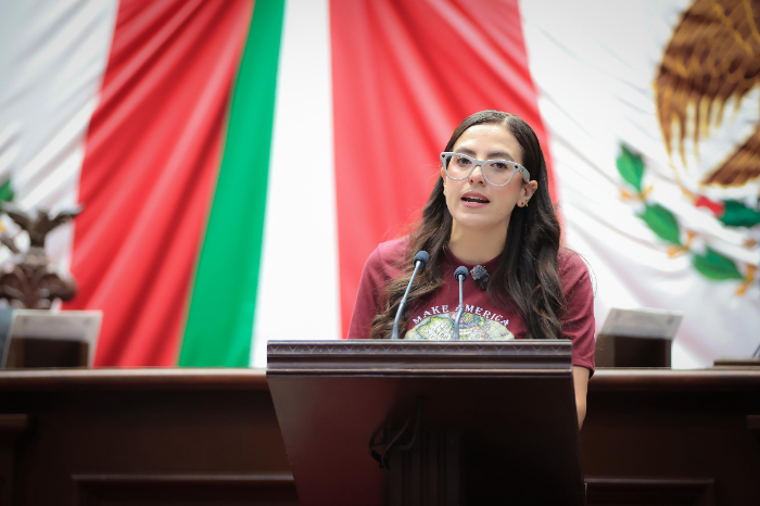 Diputada Giulianna Bugarini presentando iniciativa sobre el agua en el Congreso de Michoacan