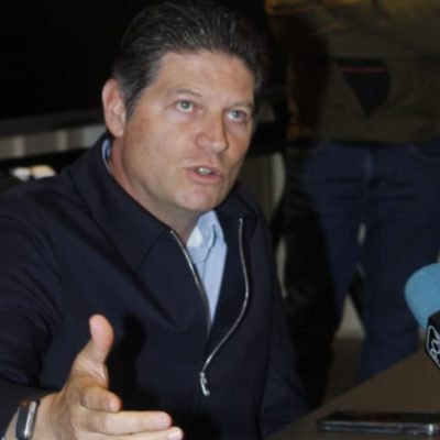 Alfonso Martínez Alcázar presidente municipal de Morelia dando declaraciones.