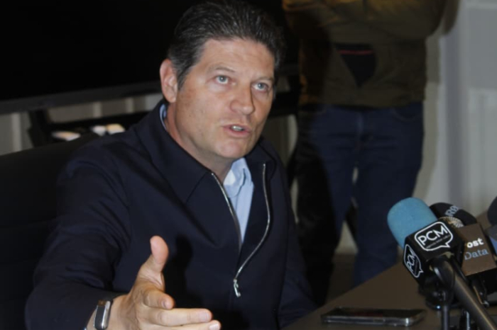 Alfonso Martínez Alcázar presidente municipal de Morelia dando declaraciones.