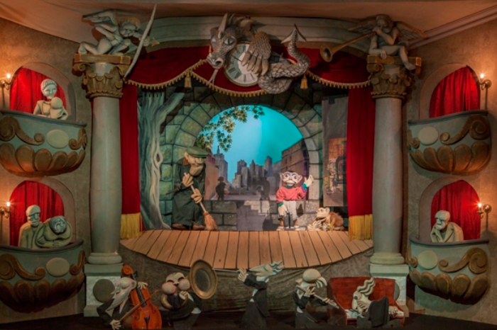 Conjunto de marionetas, máscaras y siluetas de sombras chinas de diversos países en la exposición de Segovia.