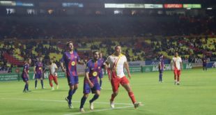 Jugadores de las leyendas del Atlético Morelia y el FC Barcelona en el Estadio Morelos.