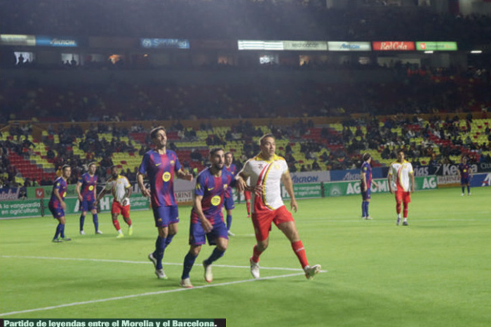 Jugadores de las leyendas del Atlético Morelia y el FC Barcelona en el Estadio Morelos.