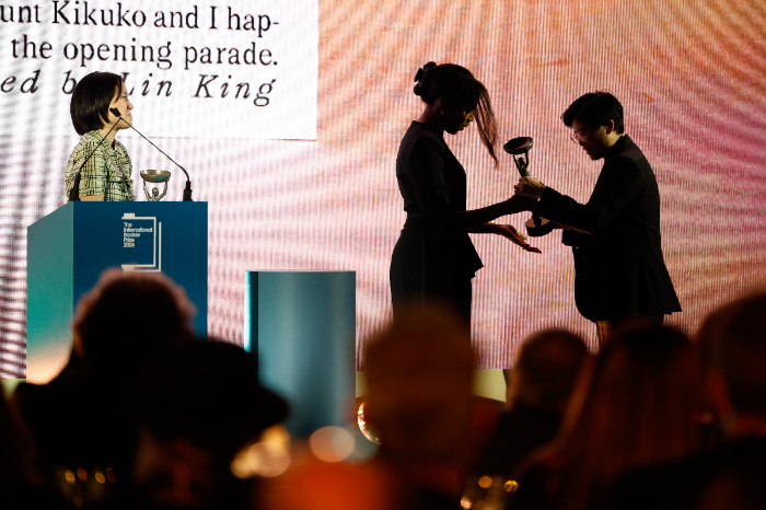 La escritora taiwanesa Yang Shuang zi celebra el premio Booker International por Taiwan Travelogue en Londres