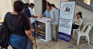 Ciudadanos reciben asesoria gratuita del Colegio de Arquitectos de Michoacan en Lazaro Cardenas