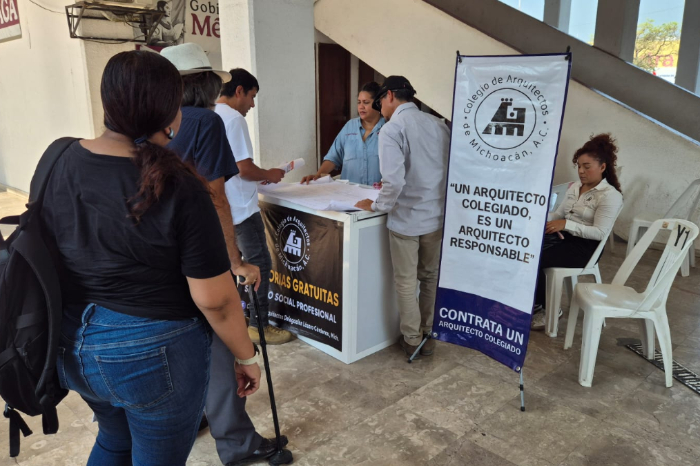 Ciudadanos reciben asesoria gratuita del Colegio de Arquitectos de Michoacan en Lazaro Cardenas