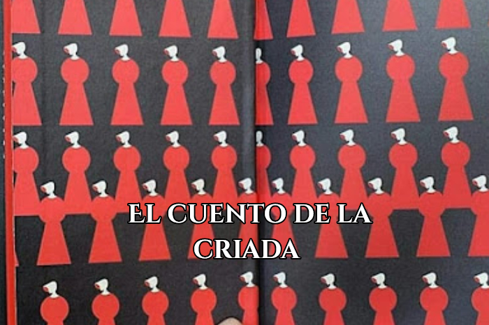 Libro El cuento de la criada de Margaret Atwood colocado sobre un vestido rojo intenso