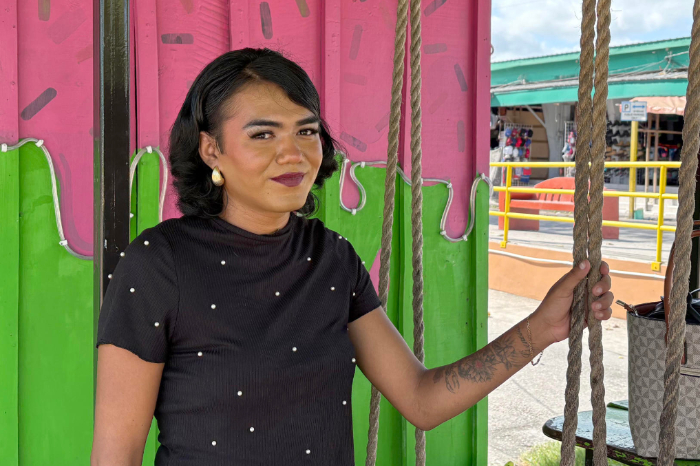 La creadora de contenido trans conocida como La Bestie mostrando sus documentos de regularización en Belice.