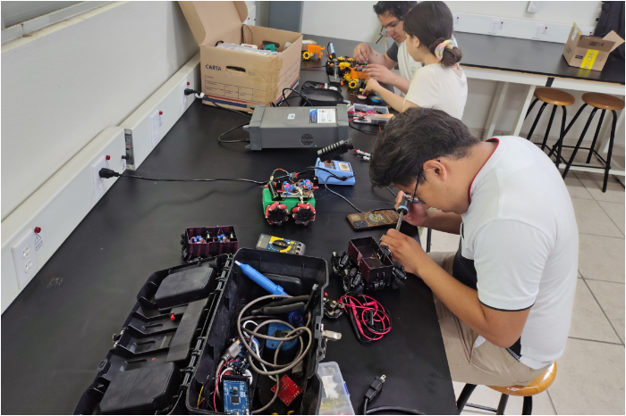 Estudiantes de ingeniería de la UMSNH trabajando en el desarrollo de un robot futbolista para la Copa FutBot MX 2026.