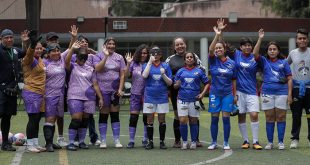 Integrantes de la Colectiva de Mujeres Futbolistas Ciegas durante una exhibición deportiva con un balón sonoro.