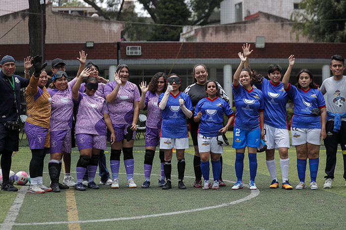 Integrantes de la Colectiva de Mujeres Futbolistas Ciegas durante una exhibición deportiva con un balón sonoro.