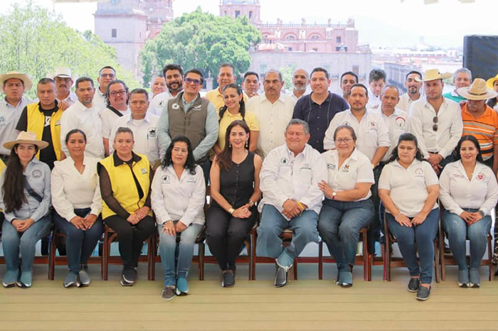 Encuentro entre líderes sindicales de Michoacán y la secretaria Gaby Molina Aguilar durante la conmemoración del Día del Trabajo.