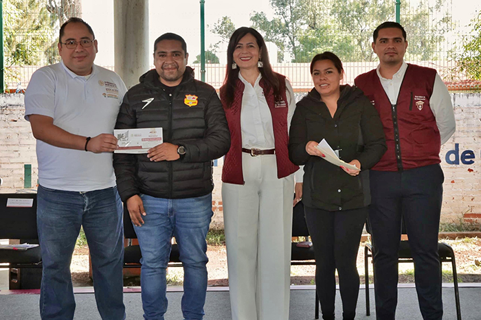 La secretaria Gabriela Molina Aguilar conversando con madres de familia sobre los apoyos educativos de nivel primaria.