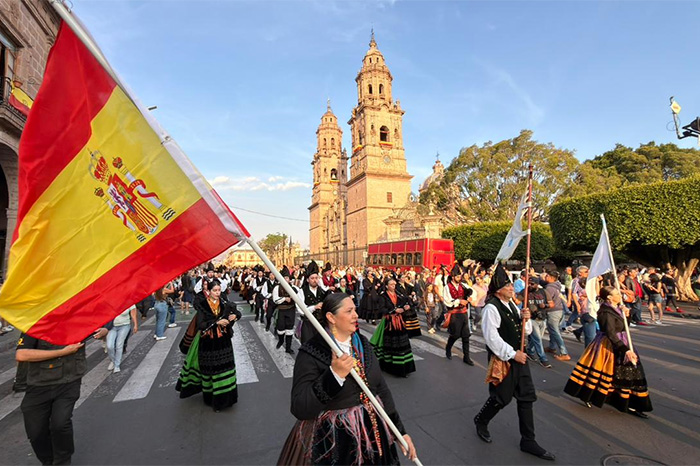 Banda de Gaitas de Forcarei desfilando durante una callejoneada en el Centro Histórico de Morelia.