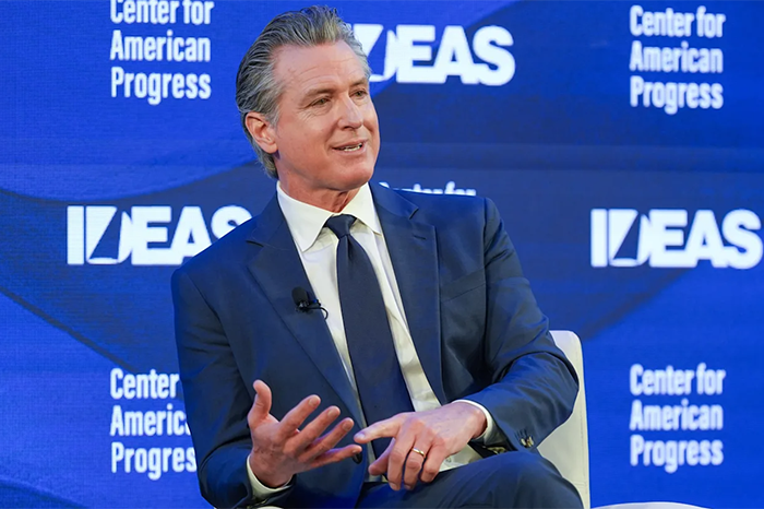 El gobernador demócrata Gavin Newsom durante su intervención en una conferencia política en Washington.