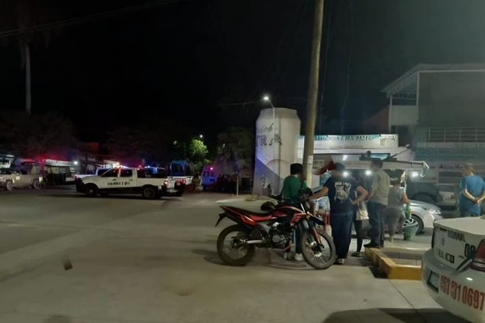 Elementos de la policía resguardan el autoservicio Freeway en Apatzingán tras un ataque armado.