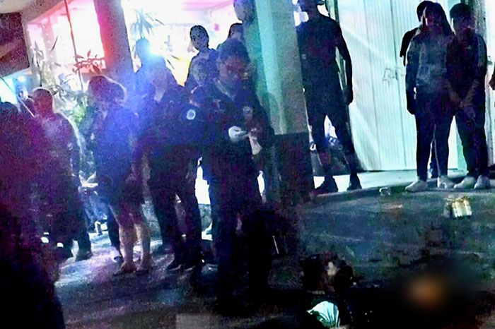 Elementos policiales resguardando las inmediaciones del templo de San Juan Evangelista tras un hecho violento.