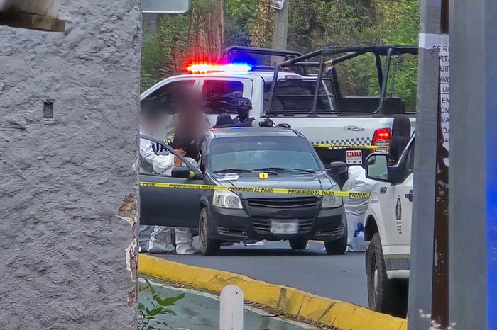 Peritos de la USPEC y la Fiscalía de Michoacán procesan la escena del crimen en la Antigua Carretera a Pátzcuaro.