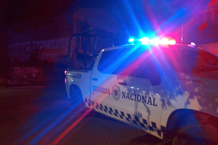 Elementos de seguridad resguardan la calle Trabajadores de la Agricultura en Uruapan tras un homicidio.