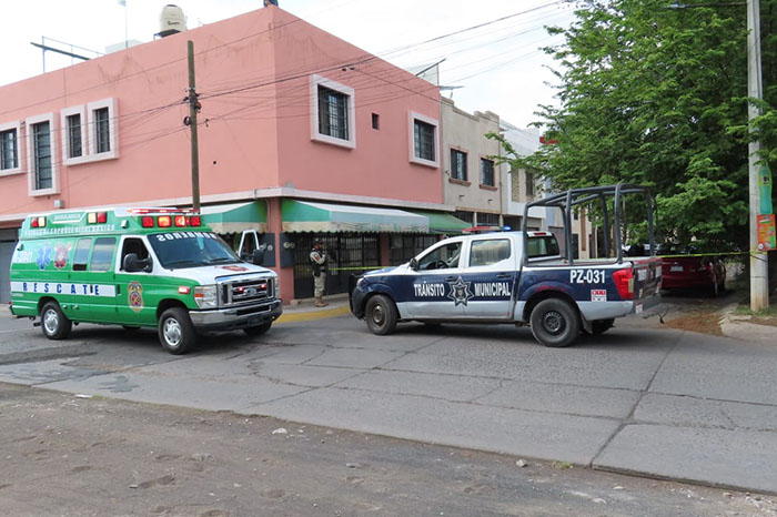 Elementos del Ejército Mexicano y la policía municipal de Zamora resguardando un área residencial tras un hecho delictivo.