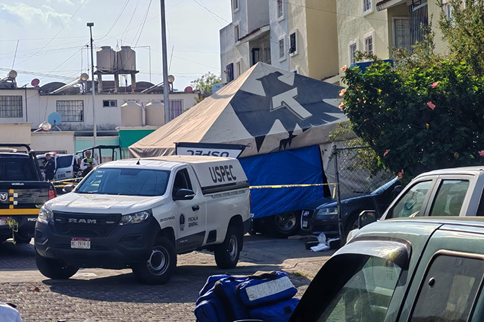 Especialistas de la USPEC y la FGE realizando el levantamiento de cuerpos en un departamento de Villas del Pedregal.