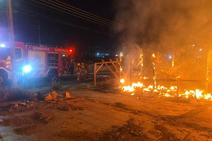Bomberos de Protección Civil Michoacán trabajando para sofocar un incendio en una cabaña en Morelia.