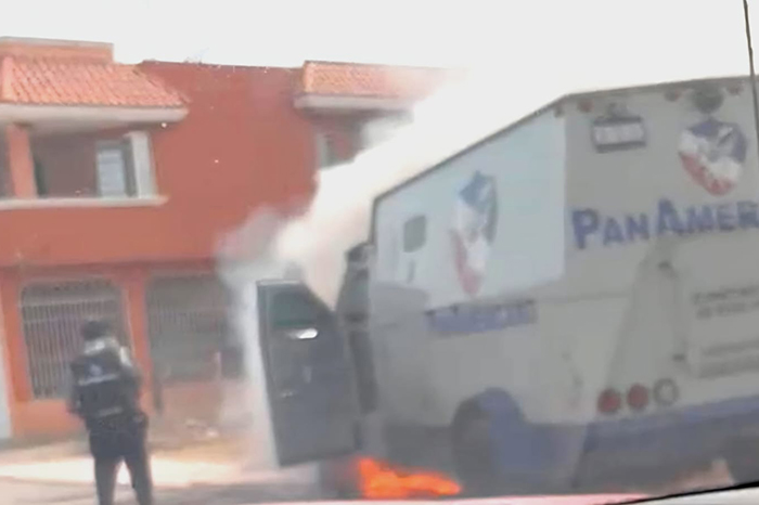 Camión blindado de valores de la empresa Panamericana envuelto en llamas en Tepalcatepec, Michoacán.