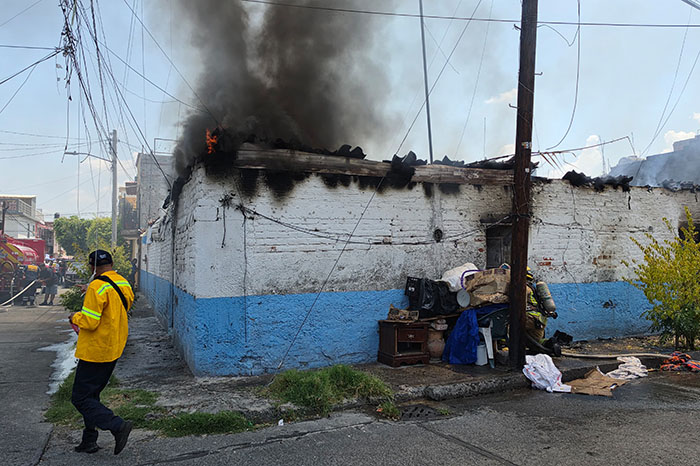 Elementos de Protección Civil Municipal y Rescate trabajando en el incendio de una casa en la colonia Ramírez.