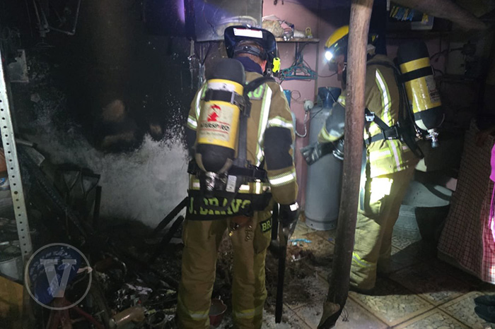 Bomberos de Protección Civil Michoacán atendiendo un reporte de incendio en la colonia Las Margaritas, Morelia.
