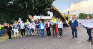 Maquinaria pesada realizando trabajos de reencarpetamiento y bacheo asfáltico en la carretera de la zona lacustre de Pátzcuaro.
