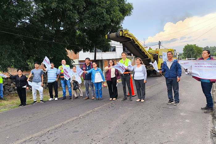 Maquinaria pesada realizando trabajos de reencarpetamiento y bacheo asfáltico en la carretera de la zona lacustre de Pátzcuaro.