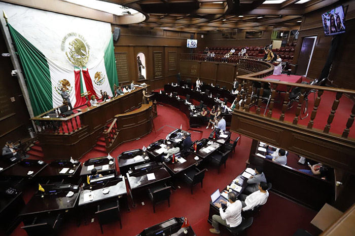 Diputada Sandra María Arreola Ruiz presenta la iniciativa de la Ley Cazzu ante el Pleno de la Legislatura en Morelia.