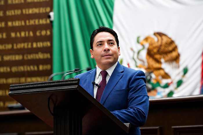 El diputado Alejandro Iván Arévalo Vera durante la sesión en el Congreso del Estado de Michoacán tras la aprobación de la iniciativa de salud mental.