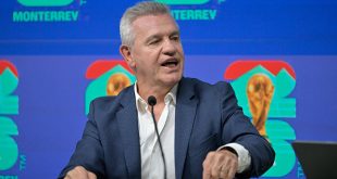 El estratega Javier Aguirre durante su participación en un panel deportivo en Monterrey.
