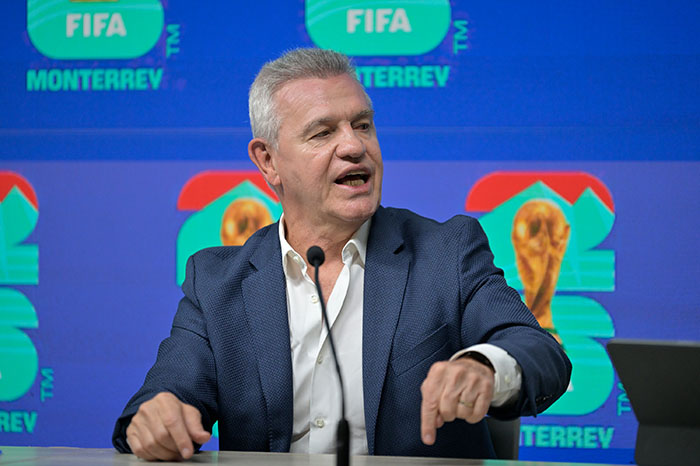 El estratega Javier Aguirre durante su participación en un panel deportivo en Monterrey.