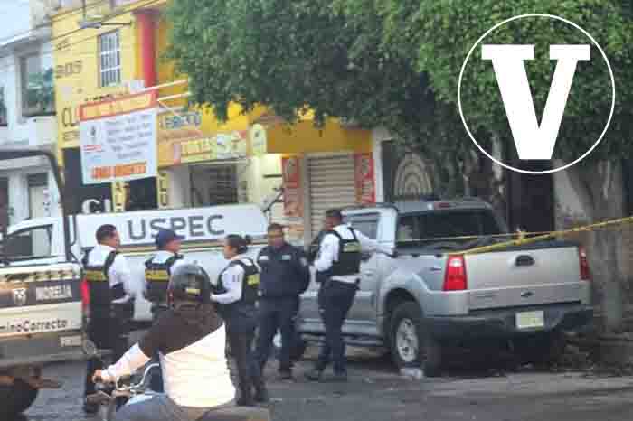 Acordonamiento de las autoridades policiales en el exterior de una vivienda en la colonia Primo Tapia Poniente tras un homicidio.