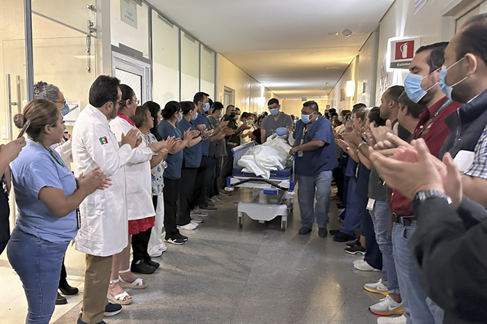 Personal médico del IMSS Charo realizando el proceso de procuración de órganos de un joven donante originario de Morelia.