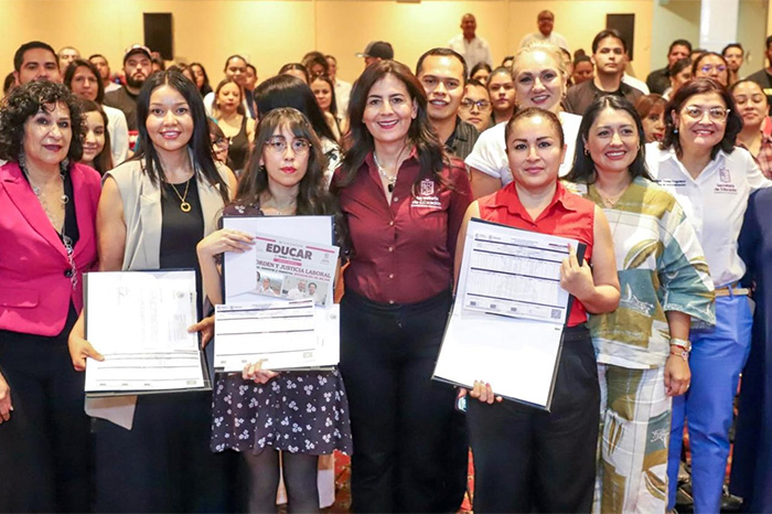 Docentes de Michoacán recibiendo nombramientos y Formatos Únicos de Personal por parte de la Secretaría de Educación.