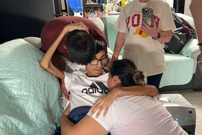 Abrazo familiar entre Kevin González, con cáncer, y sus padres en Durango.