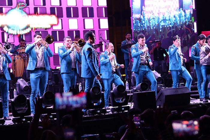 La Arrolladora Banda El Limón presentándose en el gran escenario frente a la Catedral de Morelia.