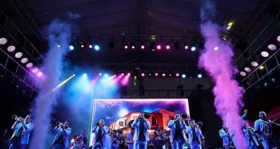 Espectáculo de fuegos artificiales e iluminación sobre la cantera rosa en el Centro Histórico de Morelia durante un concierto masivo.