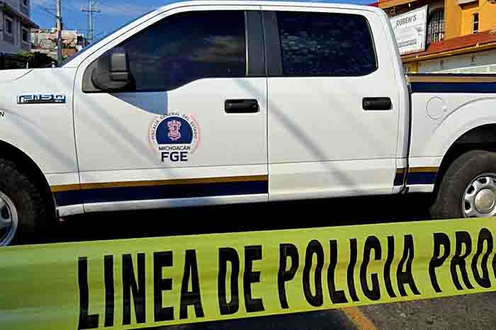 Acordonamiento policial e investigadores de la Fiscalía Regional trabajando en el fraccionamiento Villas de la Loma.