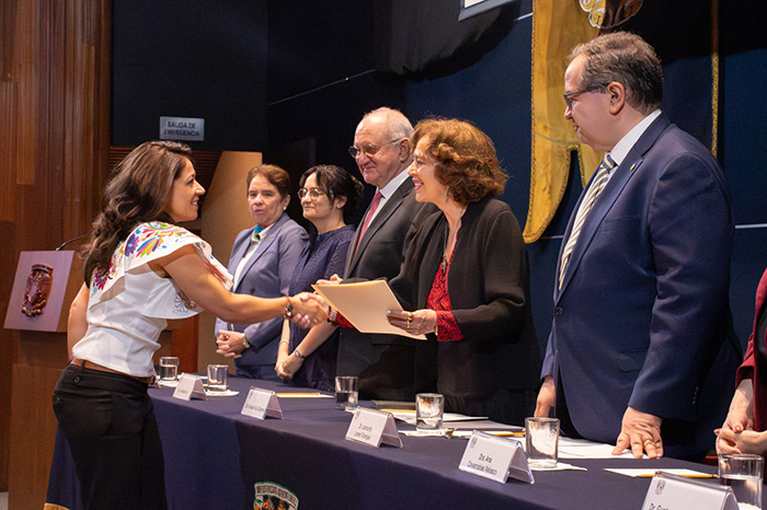 Rosaura Ruiz Gutiérrez durante la Ceremonia de Ingreso de nuevos miembros de la Academia Mexicana de Ciencias junto a rectores y académicos.