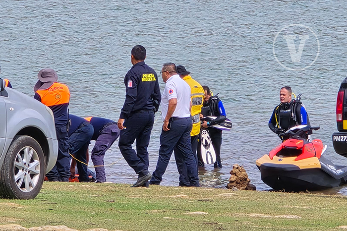 Buzos de rescate subacuático de Protección Civil de Michoacán operando en la orilla de la presa de Cointzio.