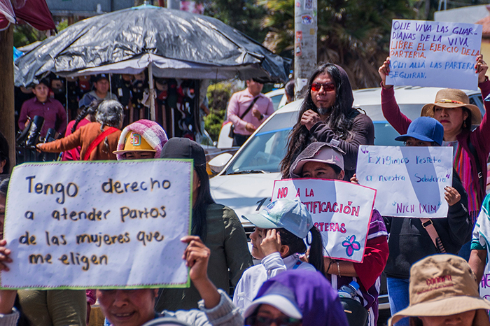 Mujeres parteras marchan con pancartas por las calles de San Cristóbal de Las Casas, Chiapas, defendiendo sus saberes ancestrales.
