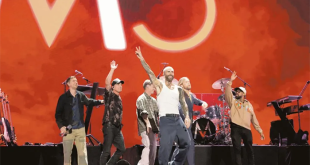El vocalista Adam Levine junto a los integrantes de la banda estadounidense Maroon 5 durante un concierto en vivo.