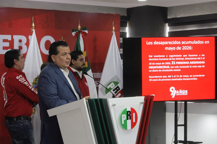 Conferencia de prensa del dirigente partidista abordando la situación de seguridad en Michoacán.