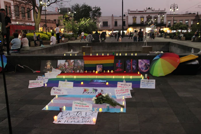 Fotografías, pinturas y retratos colocados durante el memorial contra la LGBTfobia en la Plaza Melchor Ocampo.