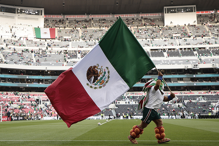 Un animador agita una bandera de México durante un partido amistoso entre México y Portugal en el estadio Azteca (Banorte) de Ciudad de México, el 29 de marzo de 2026.