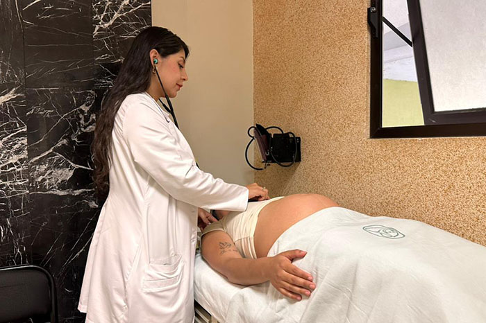 Personal médico brindando orientación sobre prevención de enfermedades en una clínica en Morelia.